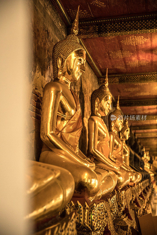 曼谷泰国寺庙Wat Suthat在日落与美丽的阳光